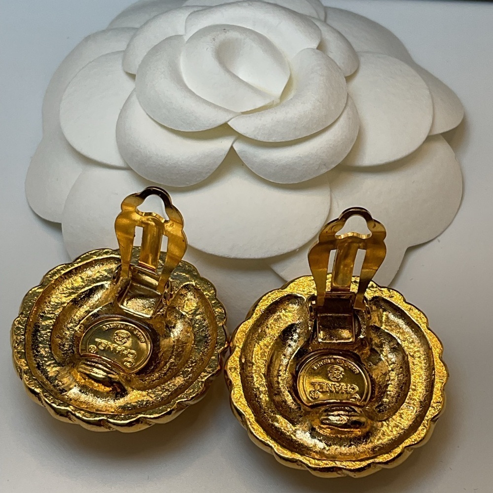 CHANEL Gold Spiral Earrings - Picture 5 of 10